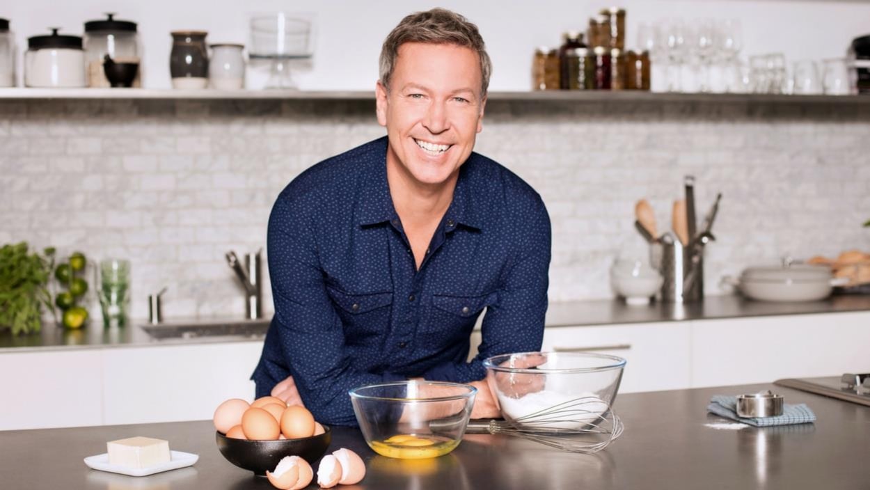 Ricardo souriant dans une cuisine.