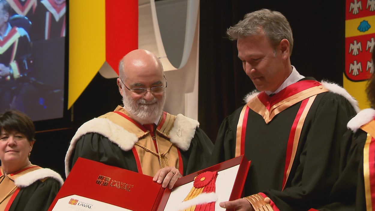 Ricardo Larrivée a été honoré par l'Université Laval. Ricardo Larrivée a été honoré par l'Université Laval.