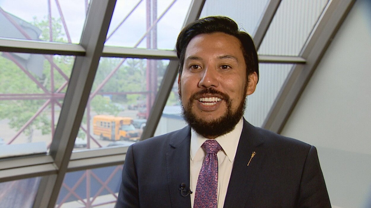Le ministre de la Culture et du Tourisme, Ricardo Miranda, devant une fenêtre de son bureau de circonscription.