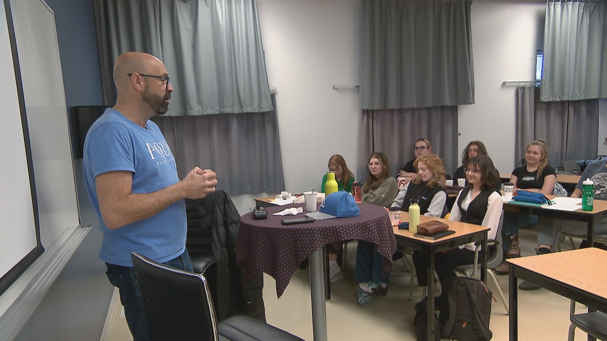 Ricardo Trogi parle devant des étudiants, dans une classe.