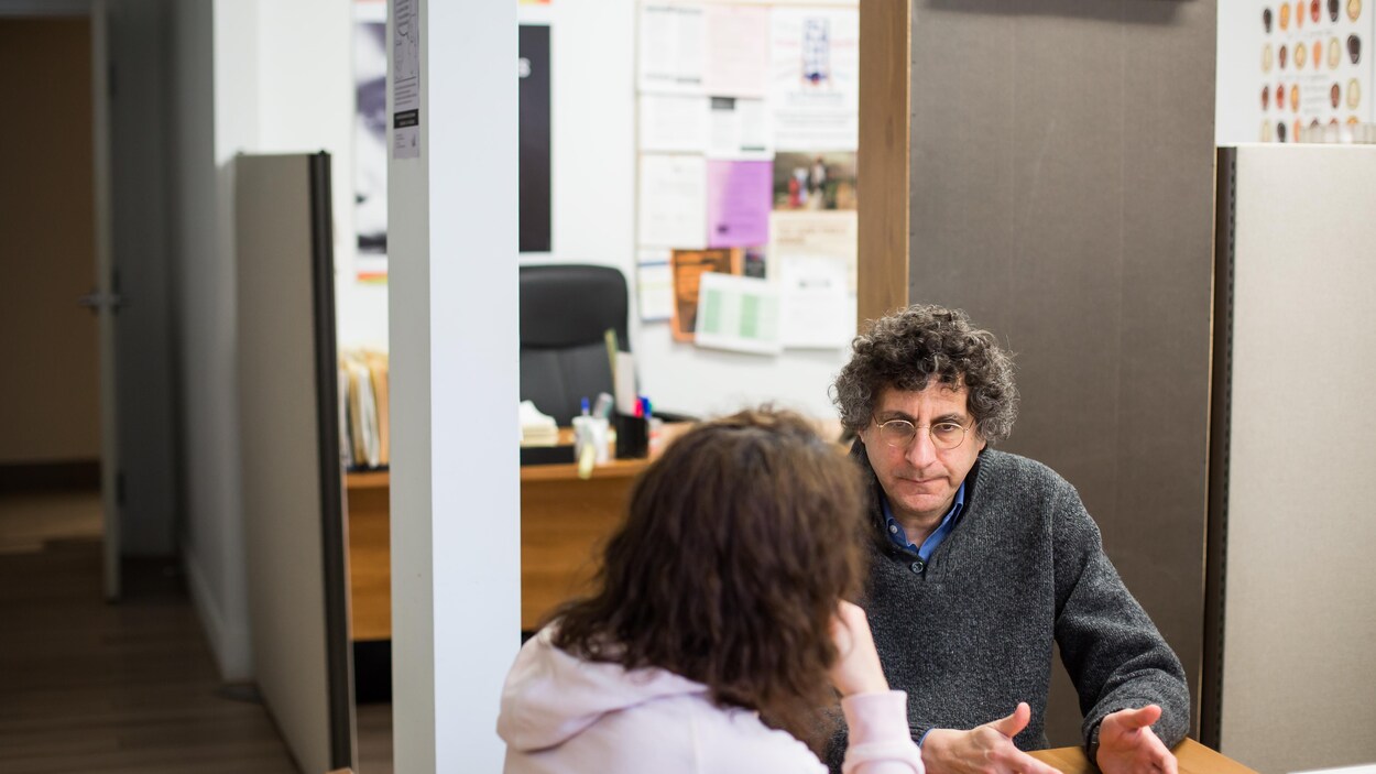 Me Richard Goldman discute avec une collègue dans les bureaux du Comité d’aide aux réfugiés. Me Richard Goldman discute avec une collègue dans les bureaux du Comité d’aide aux réfugiés.