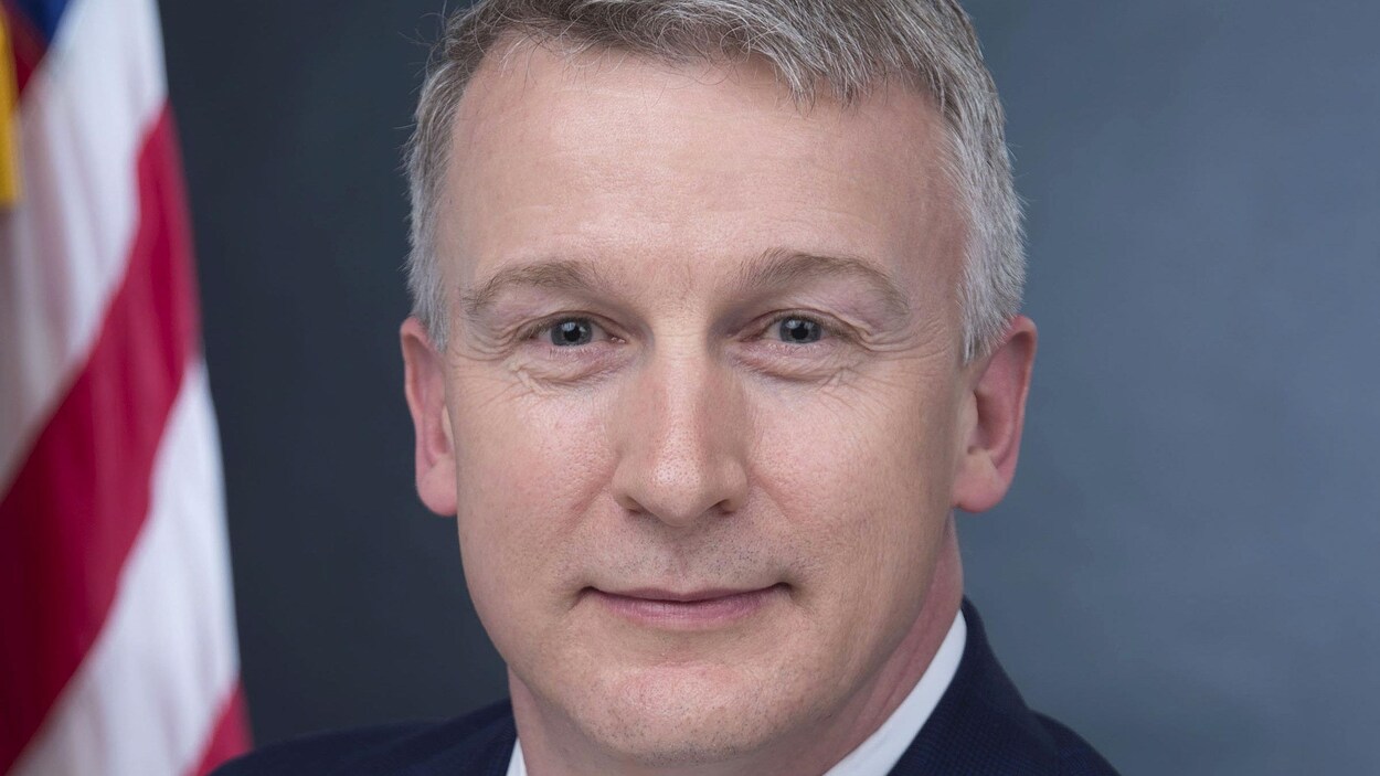 Photo officielle de Rick Bright, regardant la caméra et souriant légèrement.