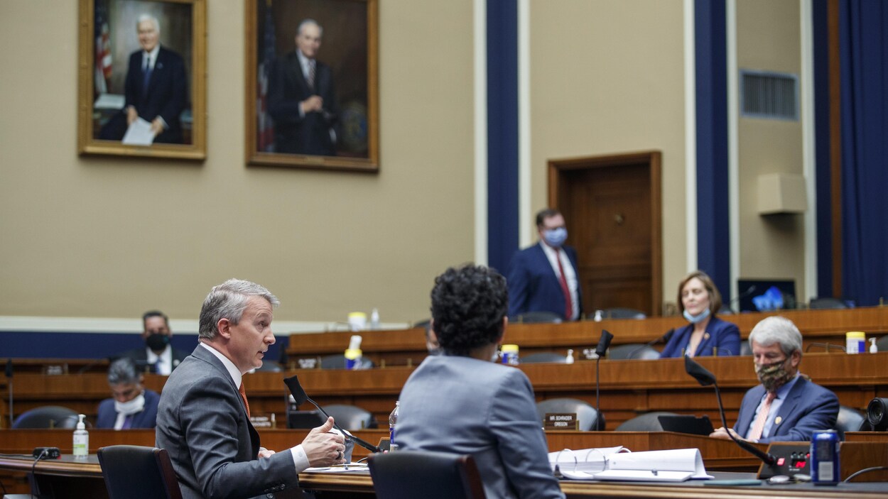 Le Dr Rick Bright, parlant devant un micro dans un local du Congrès.