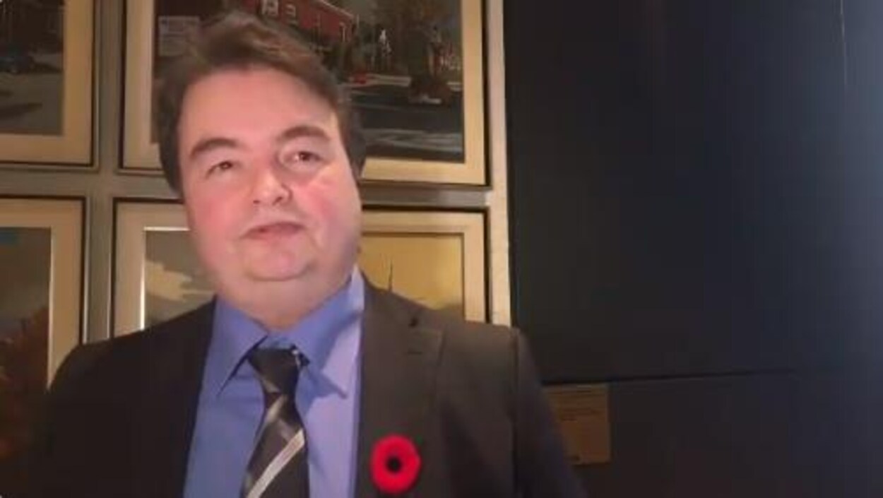 Le conseiller est devant des tableaux à l'hôtel de ville d'Ottawa