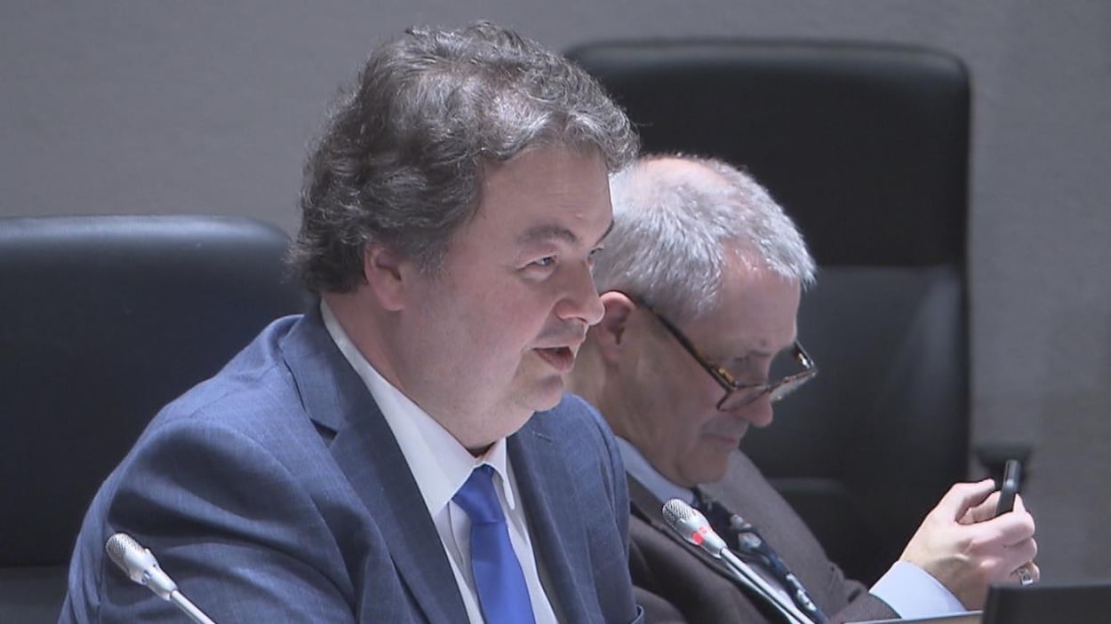 Rick Chiarelli pendant une réunion du conseil municipal.