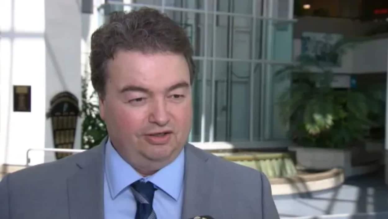 Rick Chiarelli répond aux questions des journalistes.