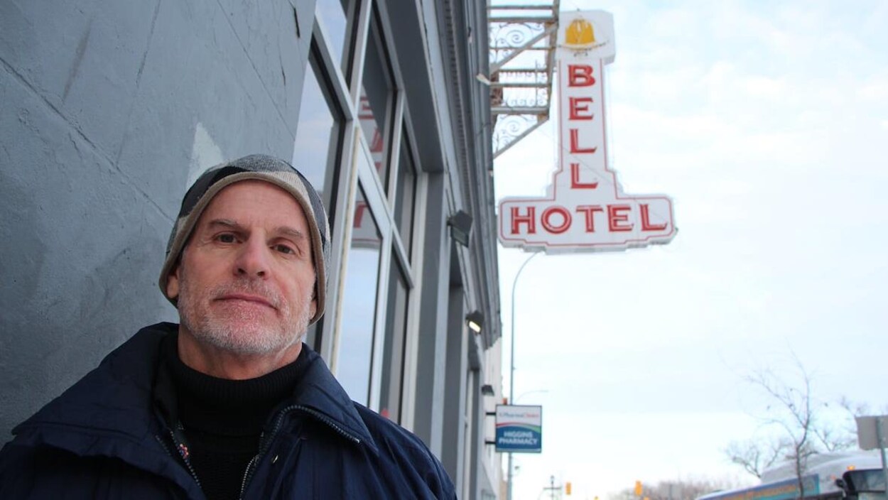 Le directeur général de l'organisme de soutien Main Street Project, Rick Lees, devant l'hôtel Bell.