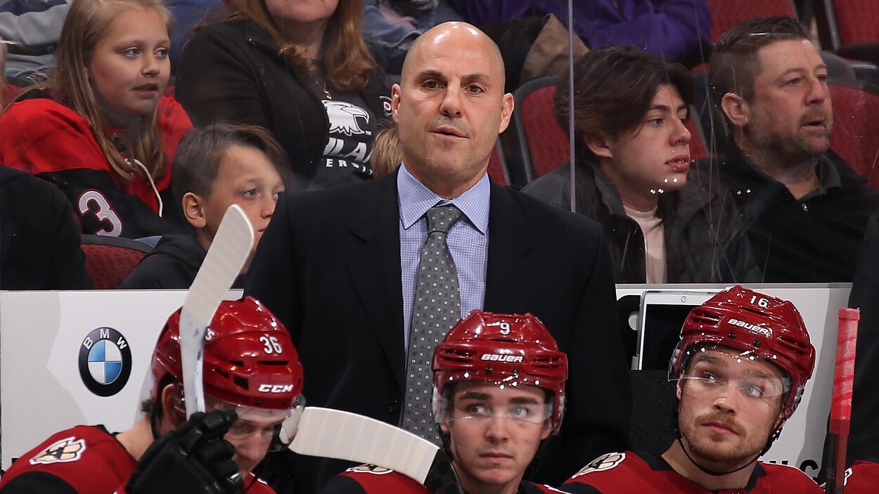 Rick Tocchet entraîneur-chef des Coyotes de l'Arizona derrière le banc et les joueurs de son équipe