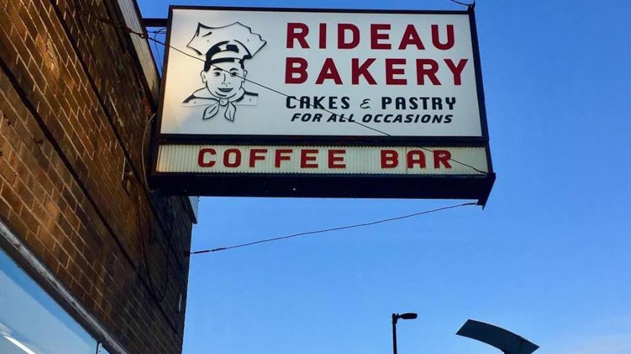 Une affiche rétro annonce en anglais « Rideau Bakery, gâteaux et pâtisseries pour toutes occasions ».