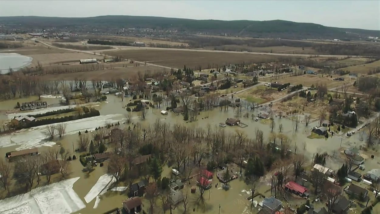 Vue aérienne des inondations à Rigaud