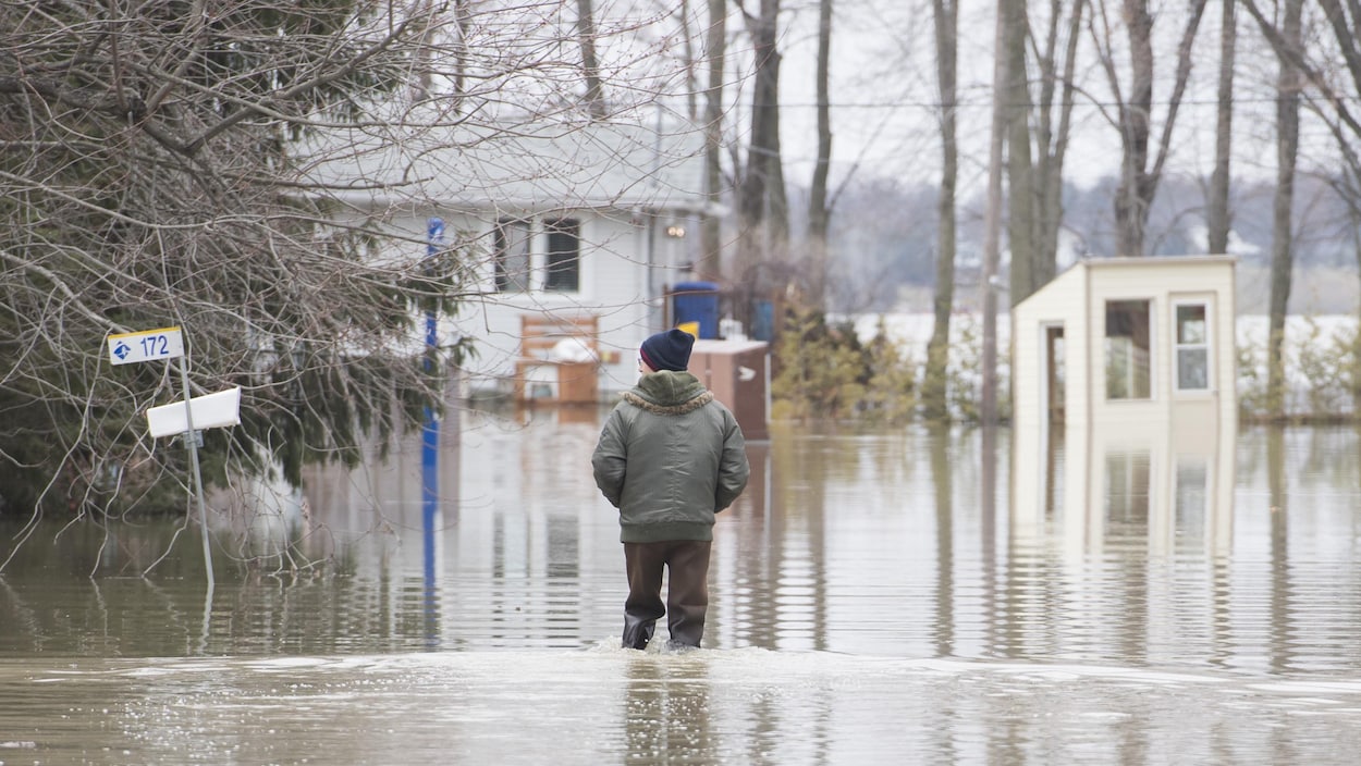 Un homme marche dans l'eau
