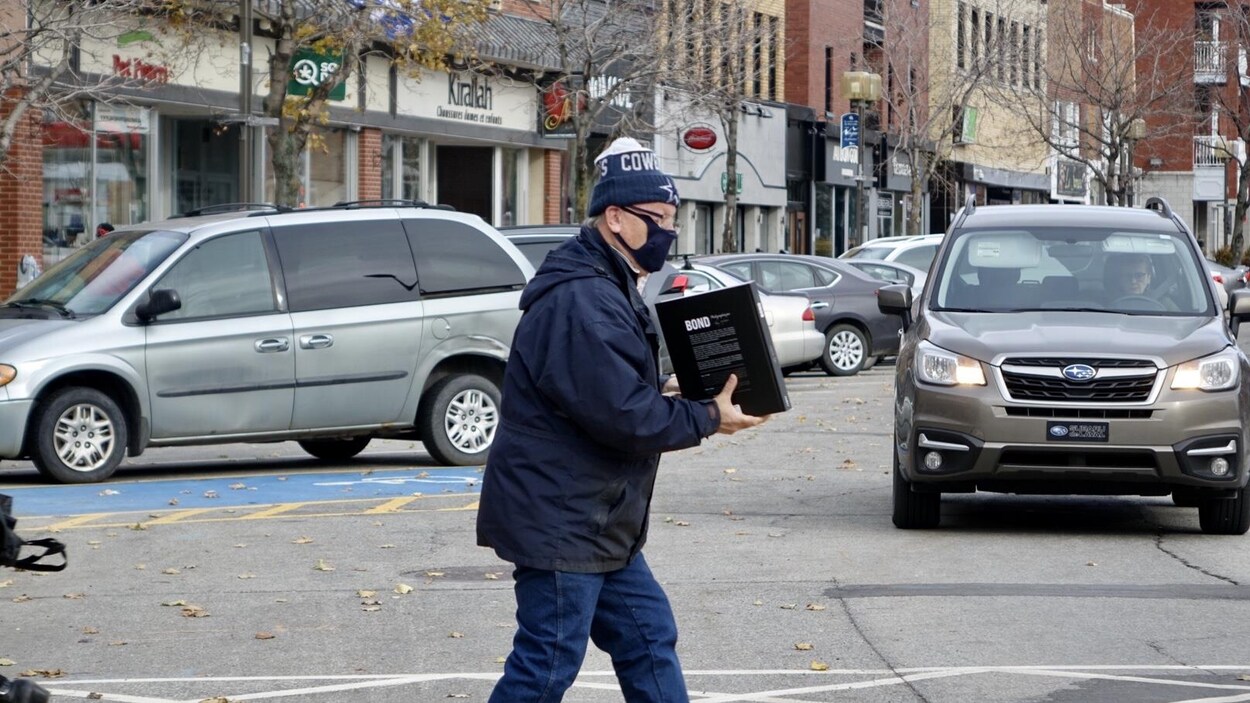 Un piéton traverse la rue Saint-Germain Est au centre-ville de Rimouski.