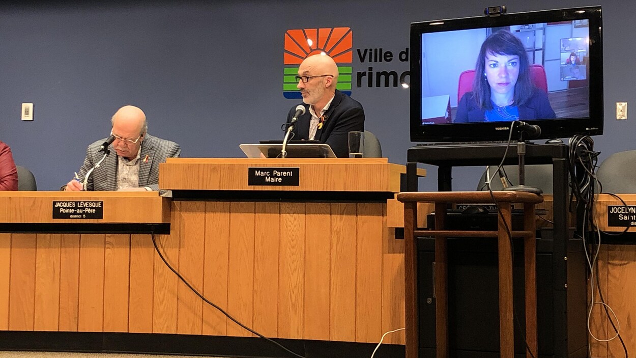 La conseillère municipale, Virginie Proulx du district du Bic à Rimouski participe par vidéoconférence à la séance du conseil municipal.