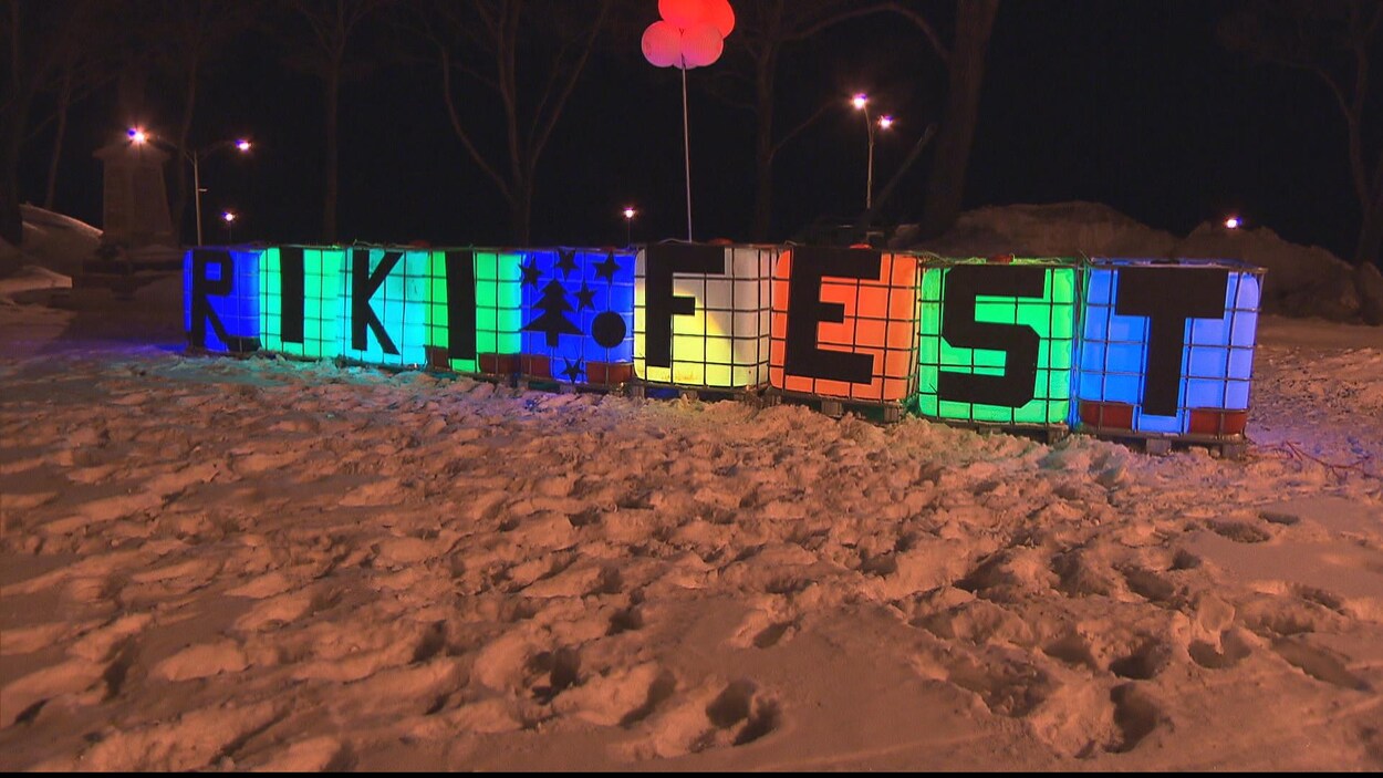 Enseigne coloré à l'effigie du festival Riki-Fest, à Rimouski. Enseigne coloré à l'effigie du festival Riki-Fest, à Rimouski.