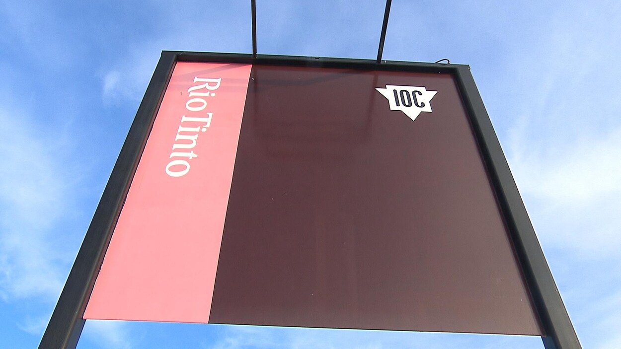 La pancarte indiquant l'entrée du site de la mine d'IOC La pancarte indiquant l'entrée du site de la mine d'IOC