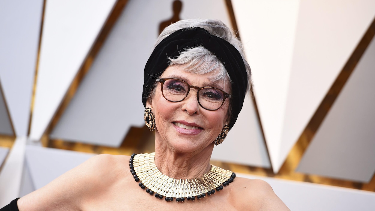 L'actrice Rita Moreno sourit et prend la pose sur le tapis rouge des Oscars 2018 L'actrice Rita Moreno sourit et prend la pose sur le tapis rouge des Oscars 2018