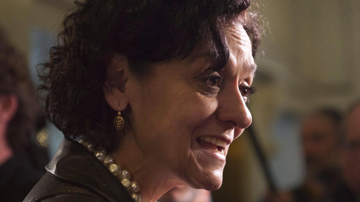 Gros plan de Mme de Santis. Gros plan de Mme de Santis.