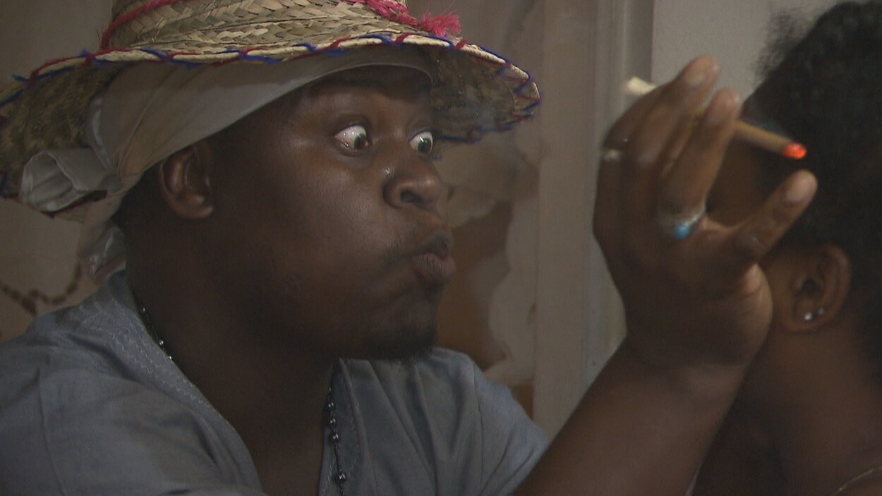 Un homme cigarette à la main tient la tête d'une dame.