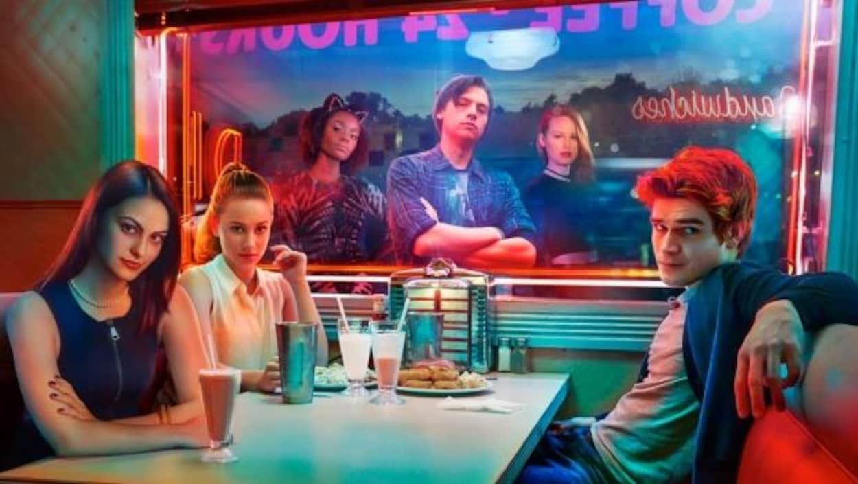 Les personnages de la télésérie « Riverdale », diffusée sur Netflix, assis à une table. Les personnages de la télésérie « Riverdale », diffusée sur Netflix, assis à une table.