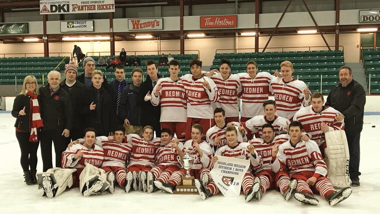 Des joueurs de hockey prennent la pose après avoir remporté un championnat.
