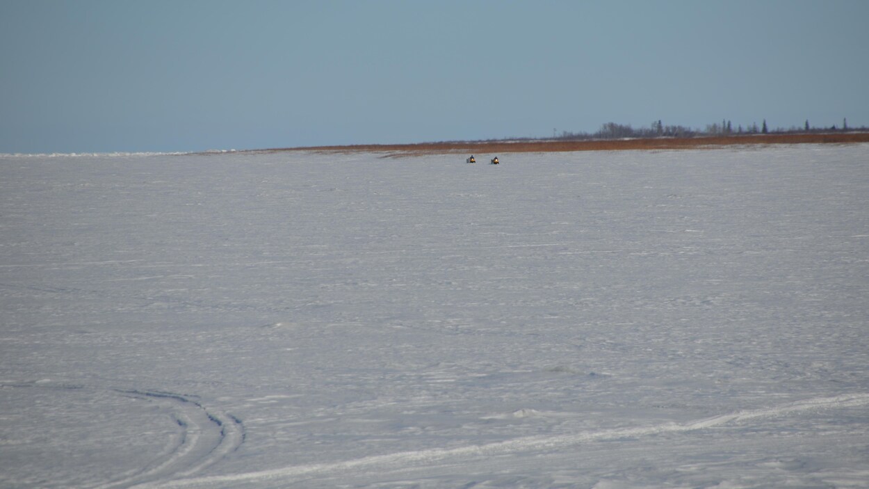 Des motoneigistes sur la rivière Alabany.