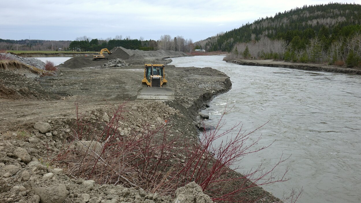 Machinerie et rivière.