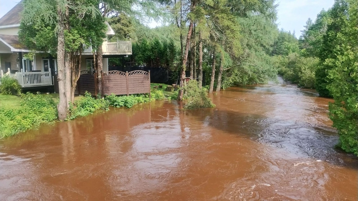 Des cours d’eau sous surveillance et des routes entravées en raison de la pluie