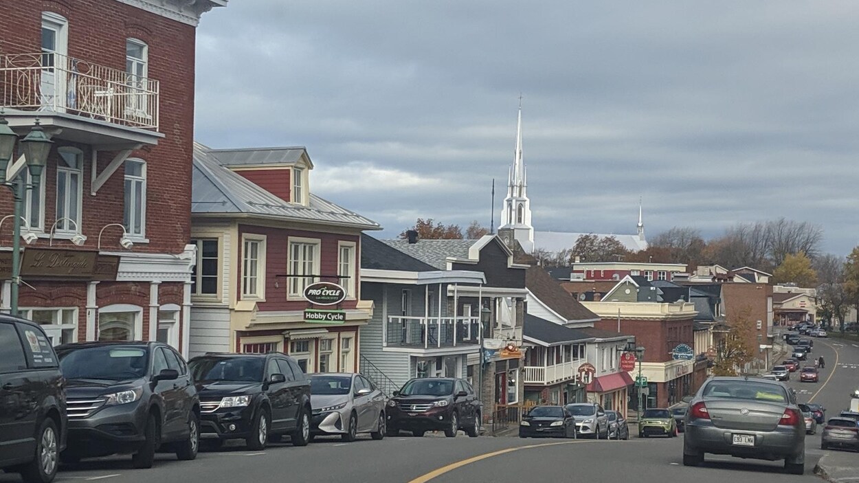 Une rue de Rivière-du-Loup avec l'église Saint-Patrice en arrière plan.