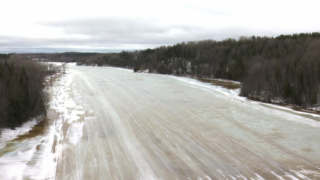 Une rivière partiellement gelée.