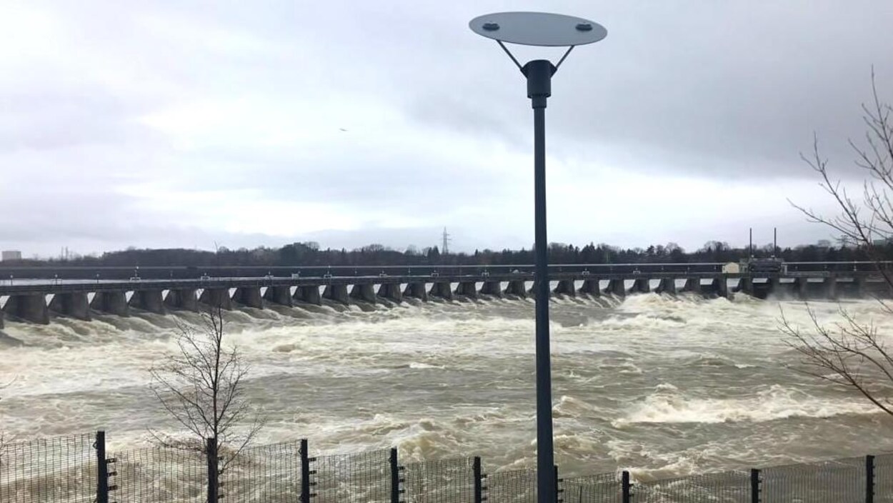 L'eau s'engouffre dans le barrage de la chute des Chaudières, en raison de la crue printanière.