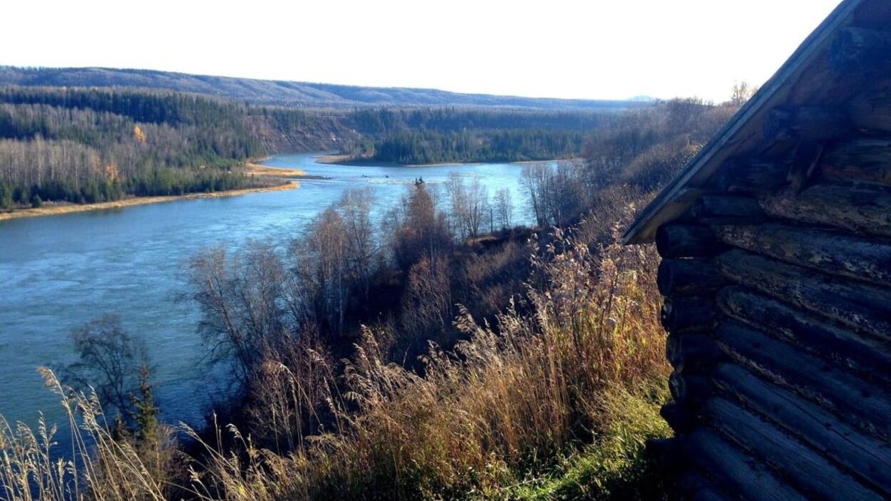 La rivière de la Paix, avec une maison en avant-plan.