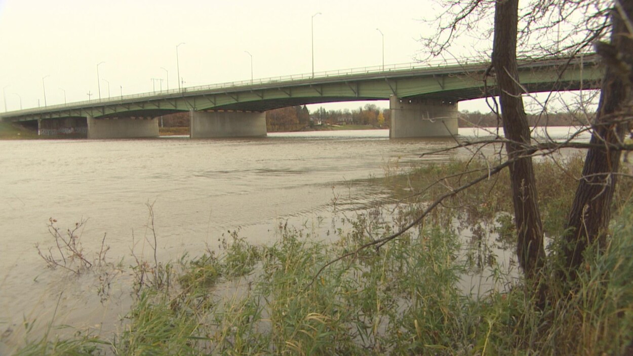 Une photo de la rivière dont le lit déborde à Winnipeg.