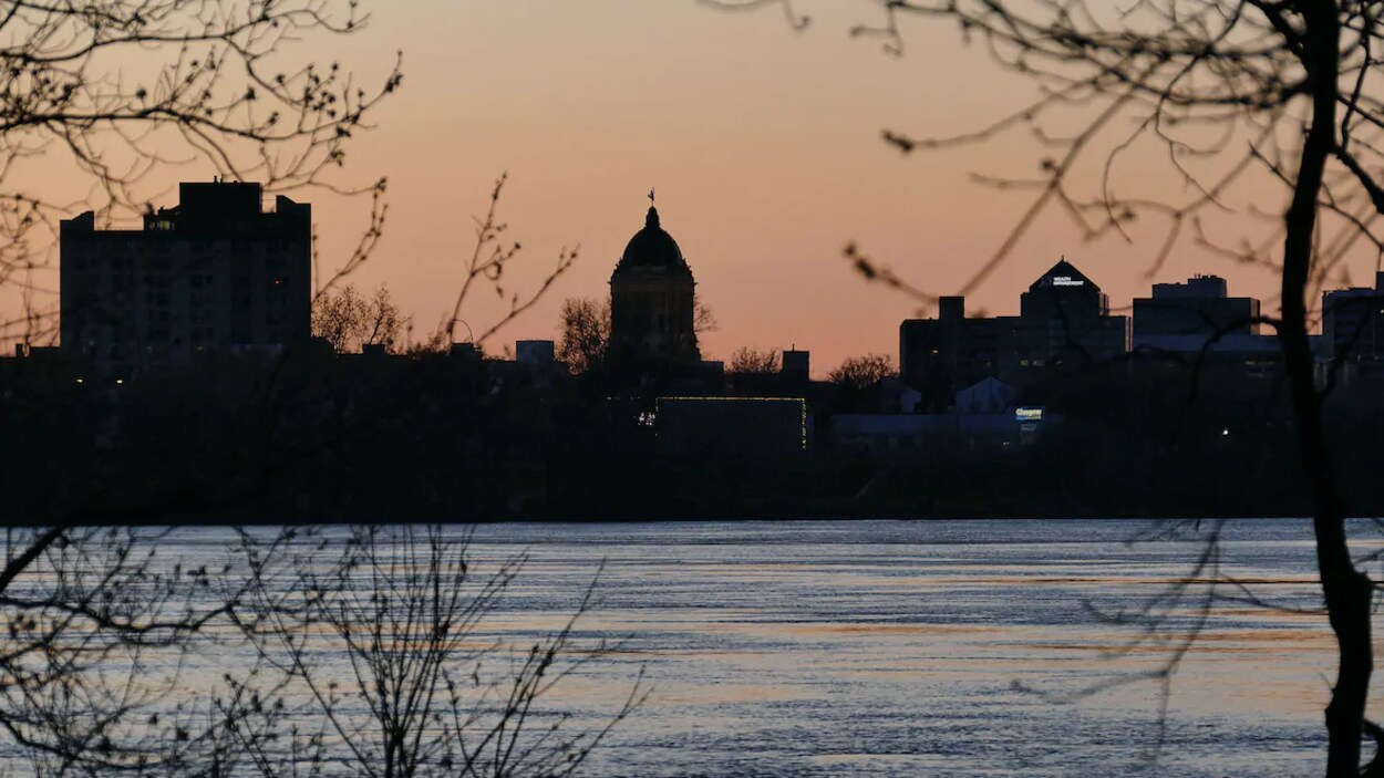 Vu sur la ville de Winnipeg et de la rivière Rouge alors que le soleil se couche.