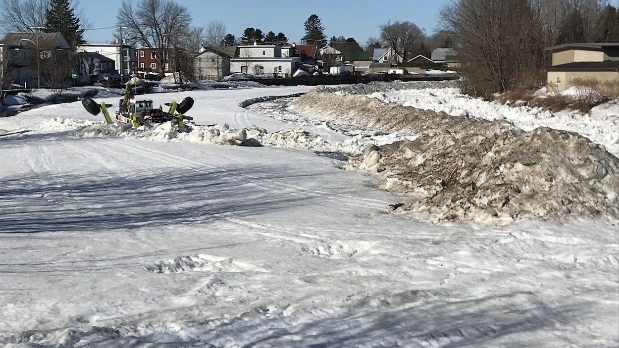 La rivière Saint-Anne est encore couverte de glace. La pelle amphibie est déployée mercredi pour tenter de créer un canal.