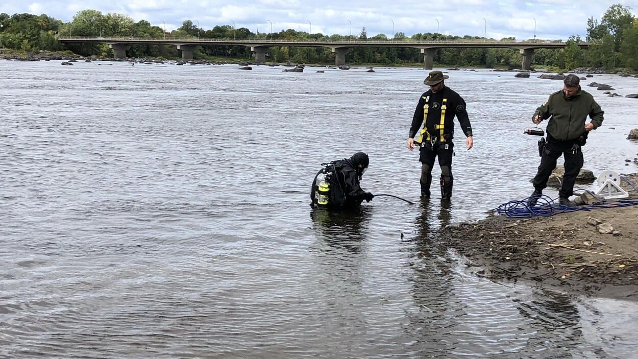 3 policiers dans la rivière.