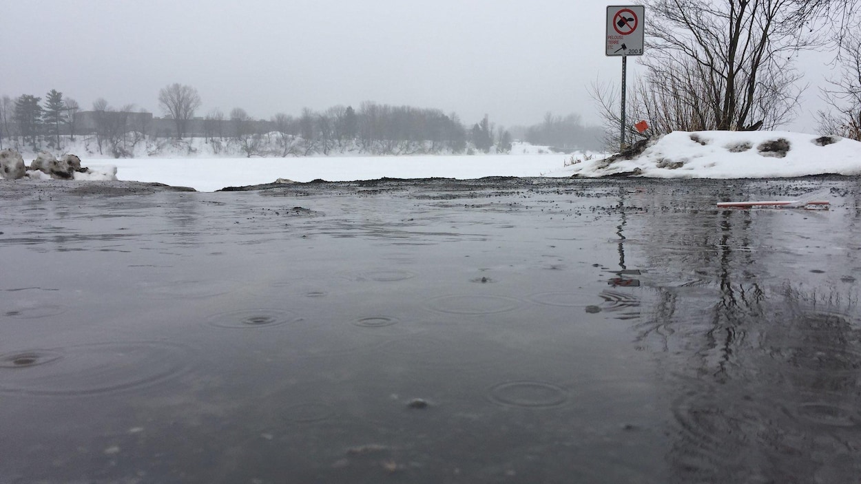 La rivière Saint-François à Drummondville est sous surveillance. La rivière Saint-François à Drummondville est sous surveillance.