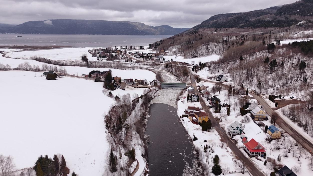 Aux prises avec un embâcle, L’Anse-Saint-Jean envisage d’ouvrir un canal de déviation