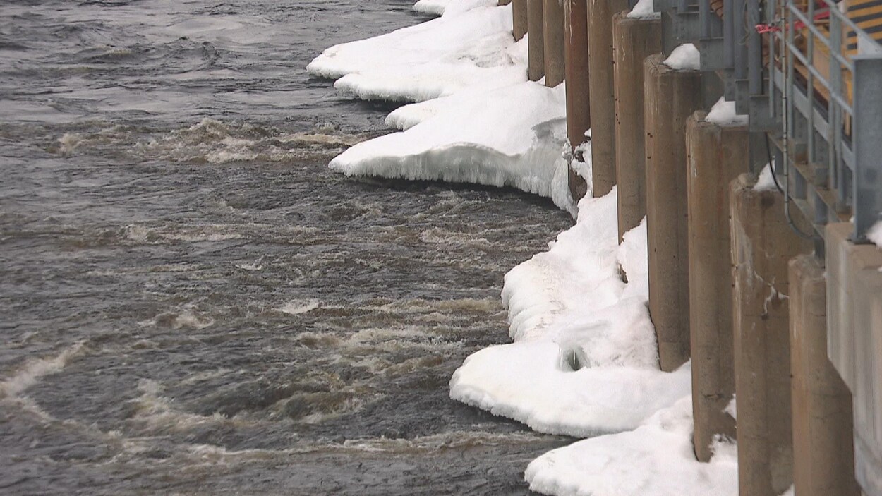 L'eau de la rivière Saint-Maurice au pied d'un barrage