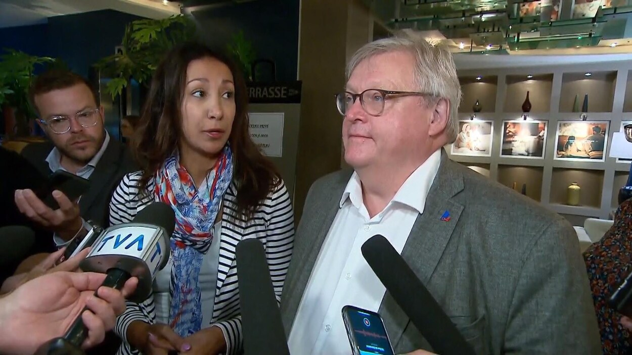 Marwah Rizqy parle aux journalistes aux côtés de Gaétan Barrette.
