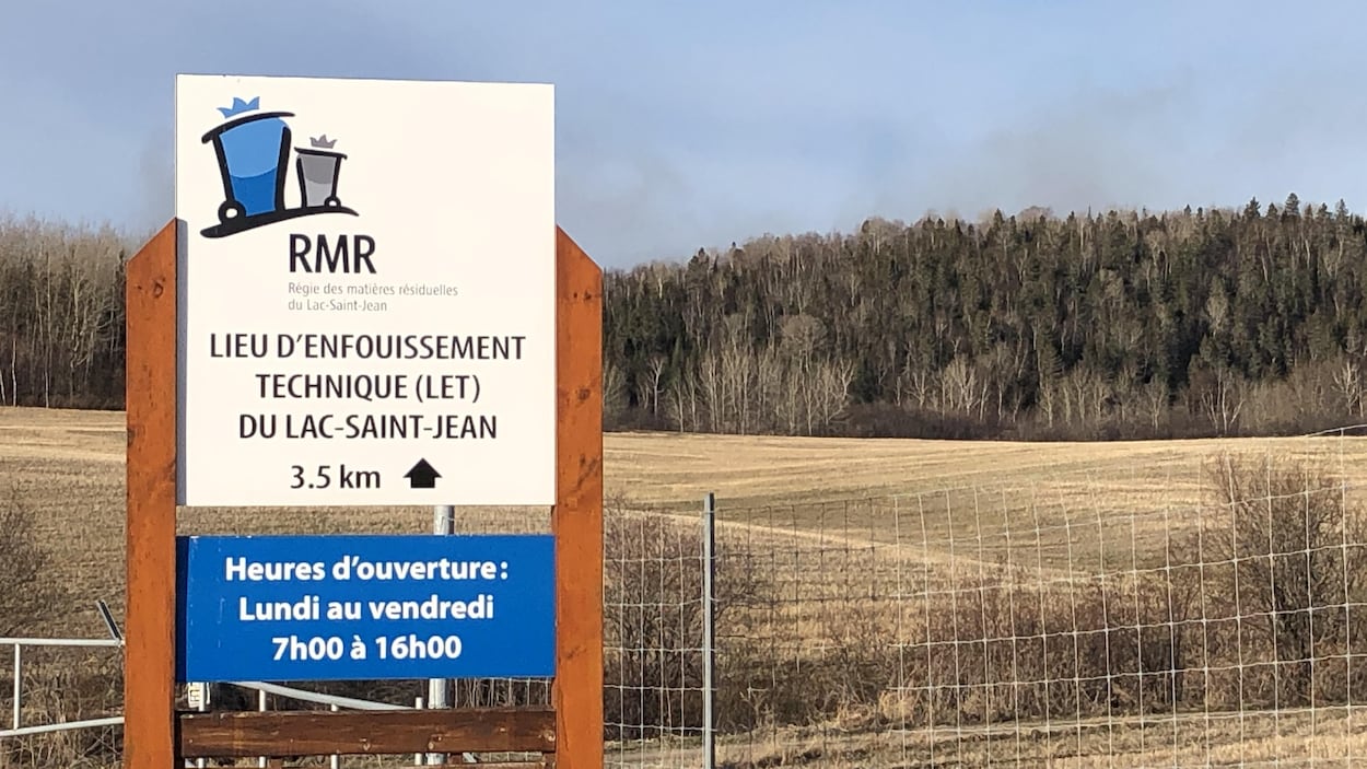 La pancarte de la RMR devant un champ.