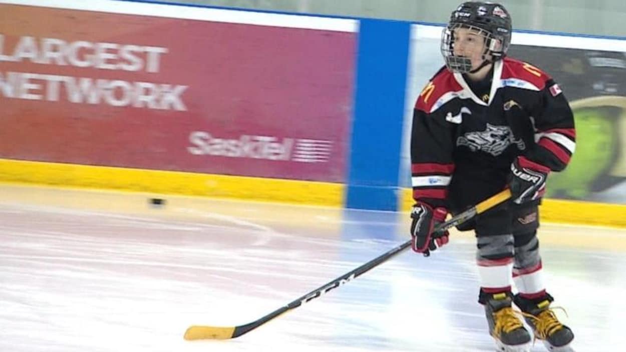Roan Dahlen joue au hockey avec des lacets jaunes et la palette de son bâton de hockey tapissé de ruban adhésif jaune.