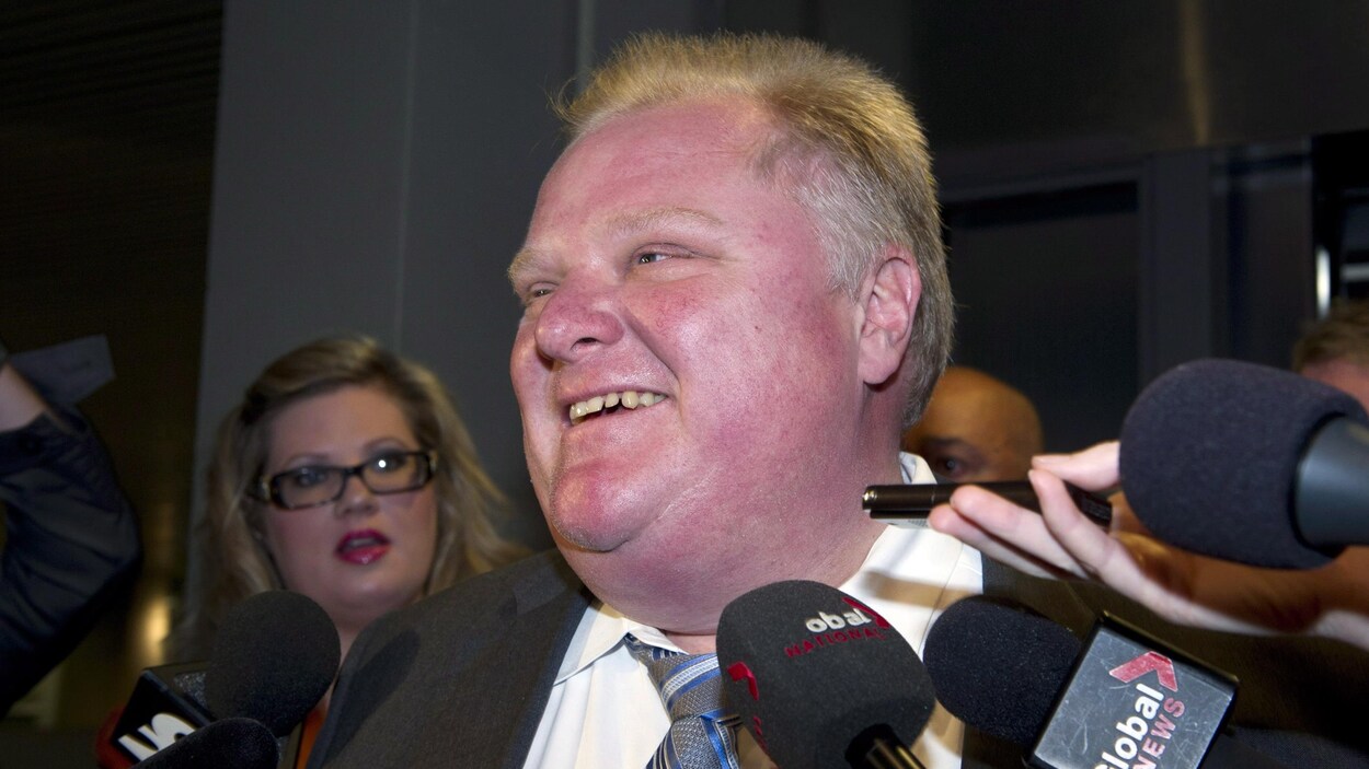 L'ancien maire Rob Ford questionné par les journalistes en 2013