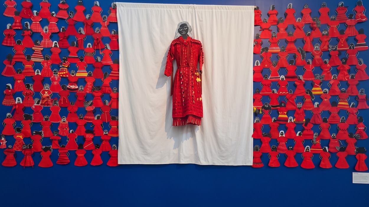 Togetherness : artistes et jeunes unis autour de la robe rouge