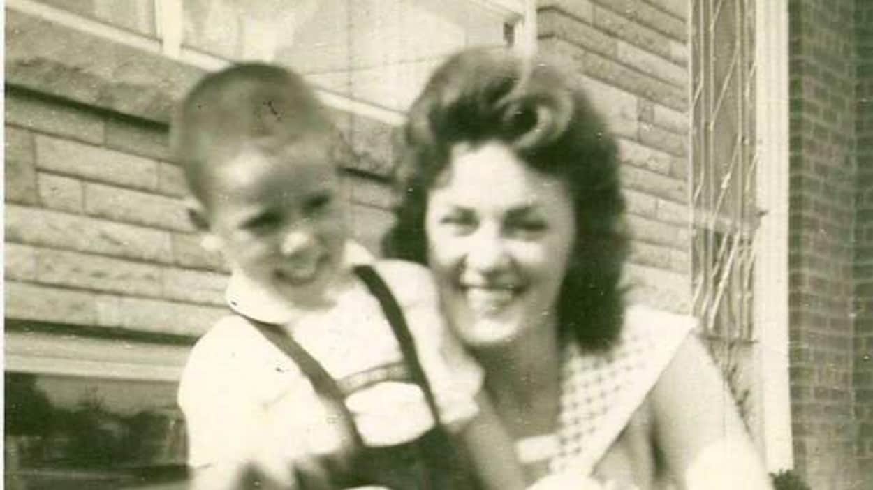 Photo ancienne montrant une femme et son jeune fils