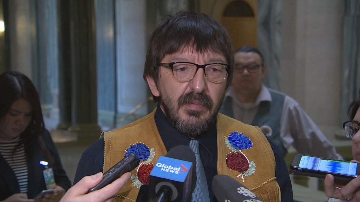 Robert Doucette regarde au loin pendant une entrevue à la rotonde du Palais législatif.