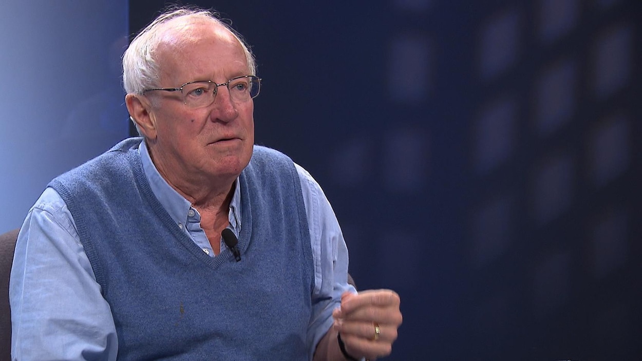 Robert Fisk assis en entrevue.