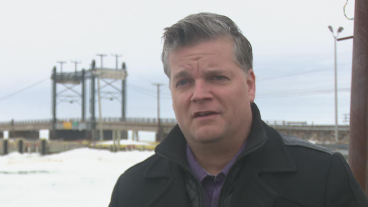 Le ministre Robert Gauvin en entrevue devant le pont de Shippagan.