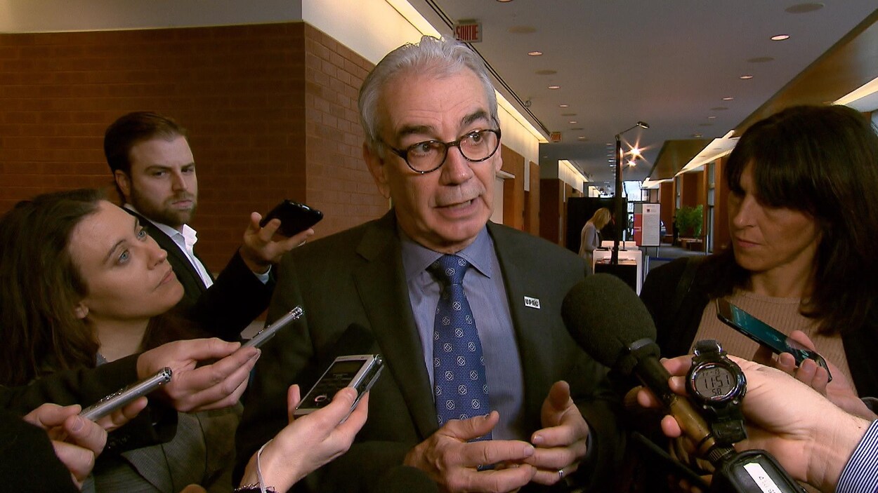 Le commissaire de l'Unité permanente anticorruption (UPAC), Robert Lafrenière, devant des journalistes. Le commissaire de l'Unité permanente anticorruption (UPAC), Robert Lafrenière, devant des journalistes.