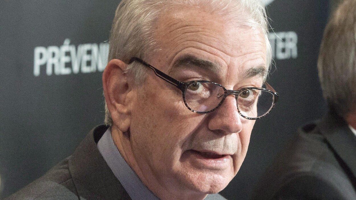 Photo montrant en gros plan le commissaire à l'UPAC, Robert Lafrenière, qui regarde la caméra. Photo montrant en gros plan le commissaire à l'UPAC, Robert Lafrenière, qui regarde la caméra.