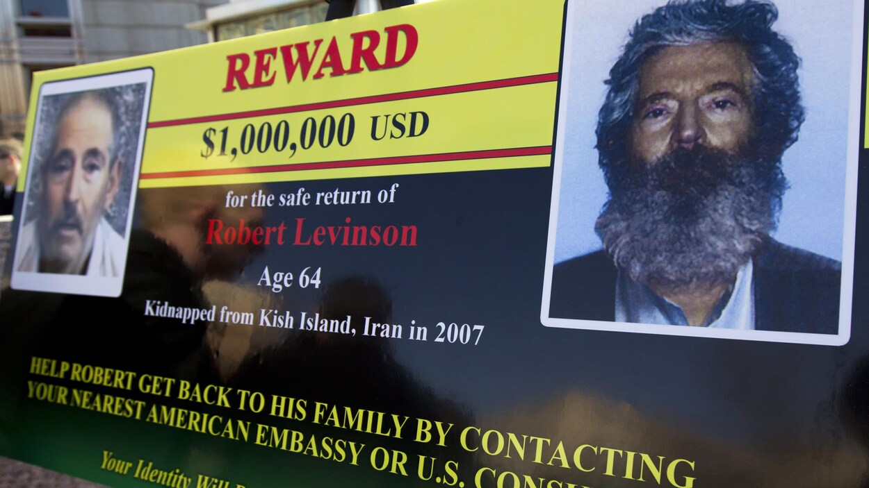 Une affiche montrant des photos de Robert Levinson et offrant une récompense.